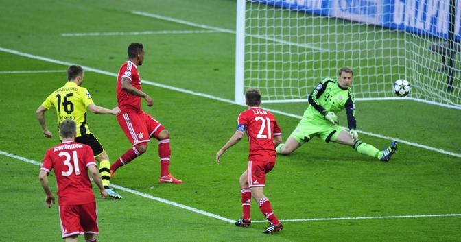 Prima grande occasione per il Borussia: Blaszczykowski al tiro, para Neuer. Afp